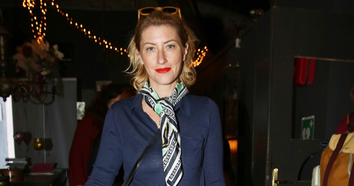 Το κοστούμι της Σίας Κοσιώνη είναι η πιο chic επιλογή για επίσημες εμφανίσεις - εικόνα 1