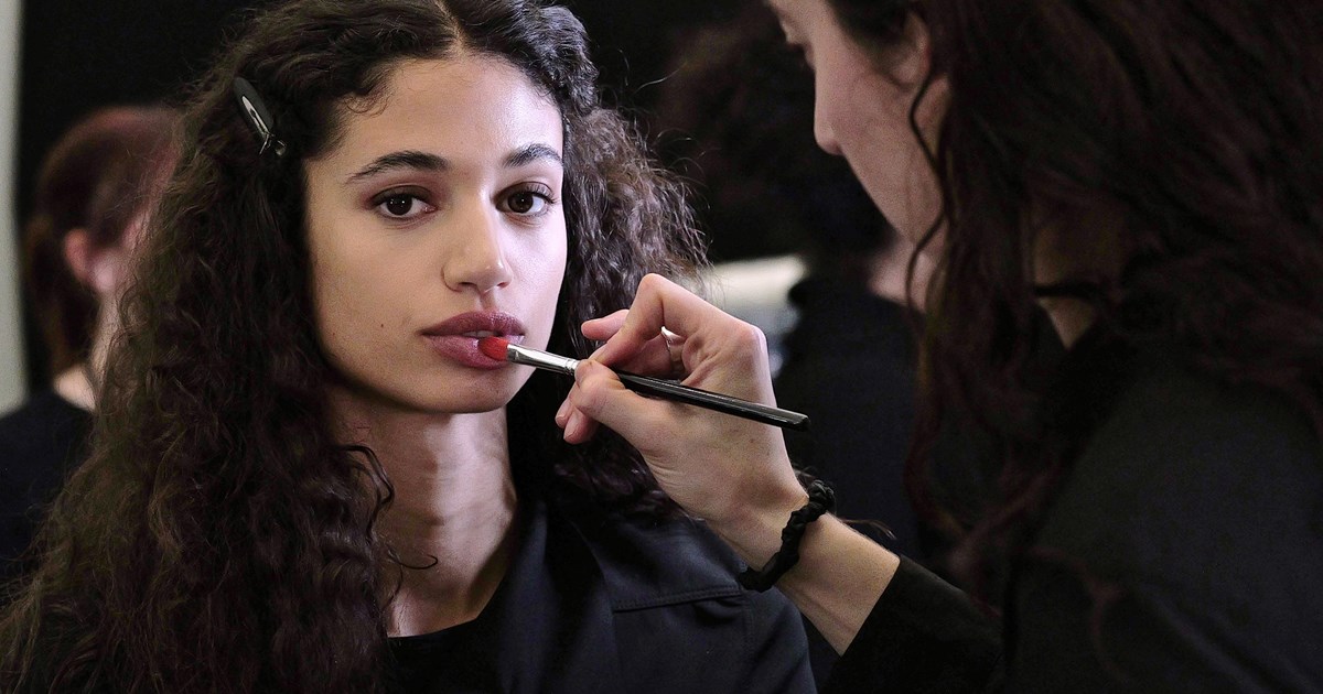 5 οικονομικές μάσκαρα που χαρίζουν βλεφαρίδες σαν ψεύτικες, με ένα μόνο πέρασμα - εικόνα 2