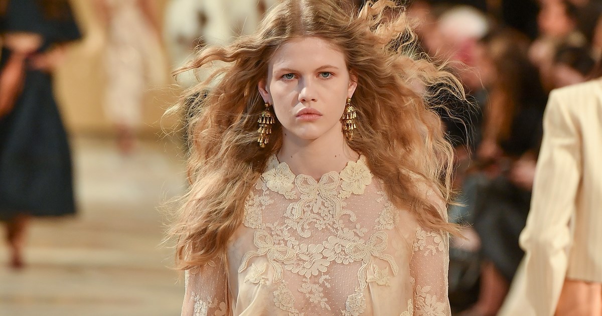 Εσύ γνωρίζεις κάθε πότε (και πώς) πρέπει να καθαρίζεις τη βούρτσα των μαλλιών σου; - εικόνα 1