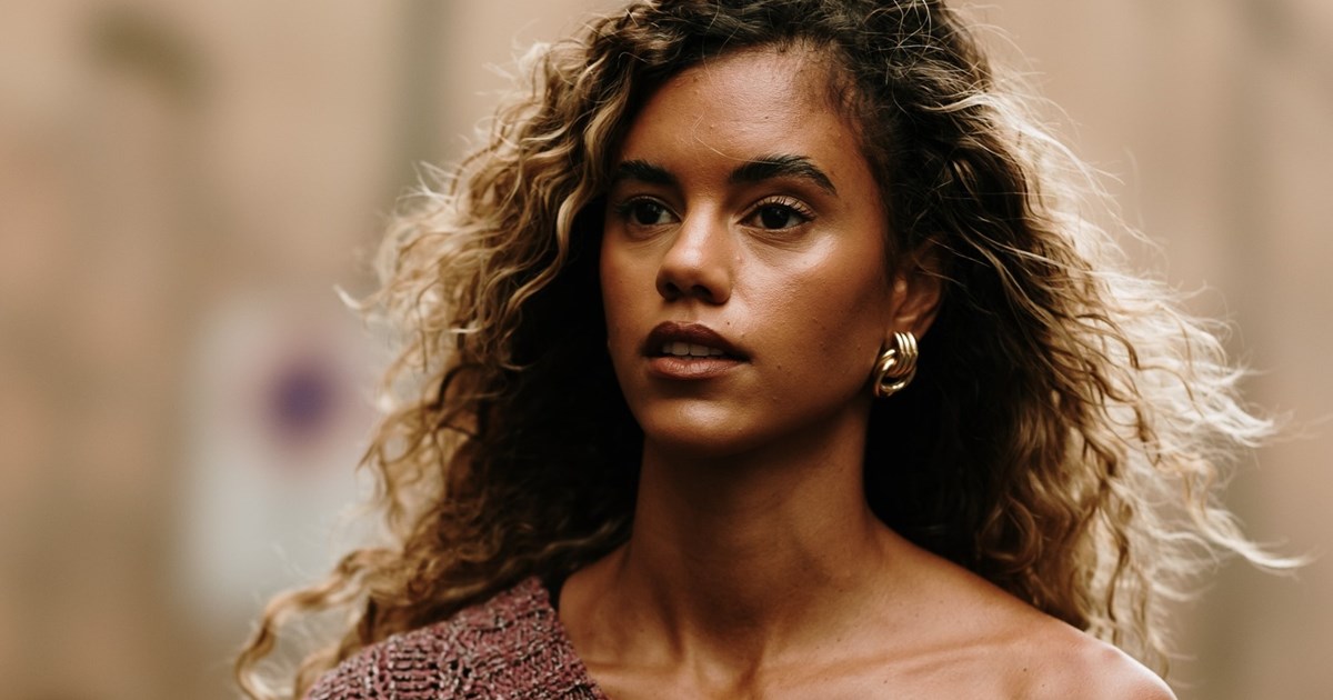 Το πιο κολακευτικό βραδινό makeup look για καστανά μάτια - εικόνα 1