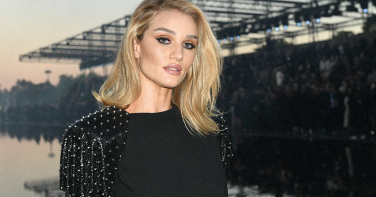 Πιο...καστανή από ποτέ | Η Βίκυ Καγιά έβαψε τα μαλλιά της στην πιο κομψή απόχρωση του χειμώνα - εικόνα 1