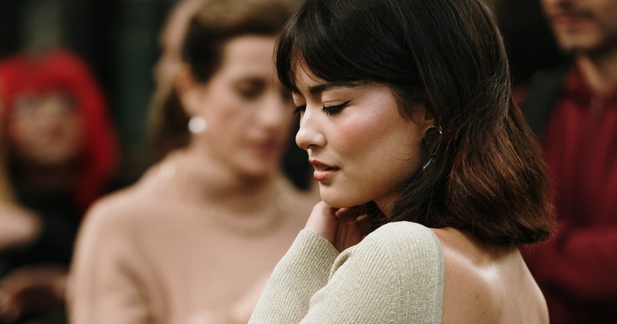 Η μπλε σκιά ματιών είναι το hot makeup trend του χειμώνα | Πώς θα τη φορέσεις για να δείξει σύγχρονη - εικόνα 2