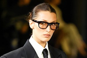 Bella Hadid | Στο φεστιβάλ των Καννών με εντυπωσιακή αλλαγή στα μαλλιά της - εικόνα 1