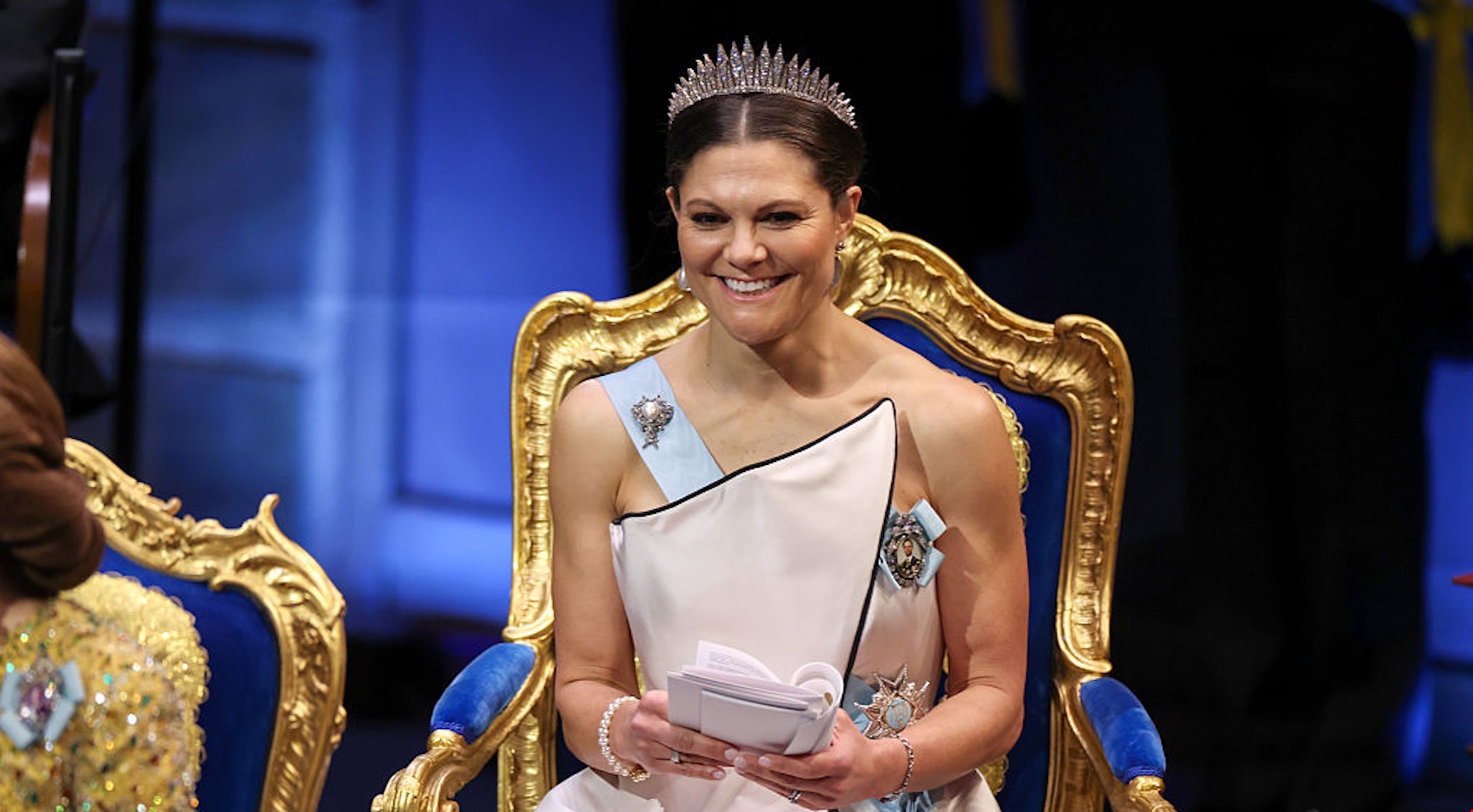 Η Kate Middleton έφερε πίσω το flamenco φόρεμα για το χριστουγεννιάτικο γεύμα στο Παλάτι του Μπάκιγχαμ - εικόνα 4