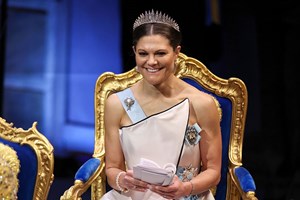 Η Kate Middleton έφερε πίσω το flamenco φόρεμα για το χριστουγεννιάτικο γεύμα στο Παλάτι του Μπάκιγχαμ - εικόνα 4