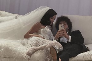 Selena Gomez | Οι επίσημες φωτογραφίες από τον γάμο της με τον Benny Blanco - εικόνα 1