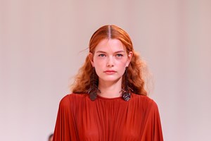 Το half-up της Ηλιάνας Παπαγεωργίου είναι το εύκολο χτένισμα που θα αναδείξει τα πλούσια μαλλιά σου το καλοκαίρι - εικόνα 1