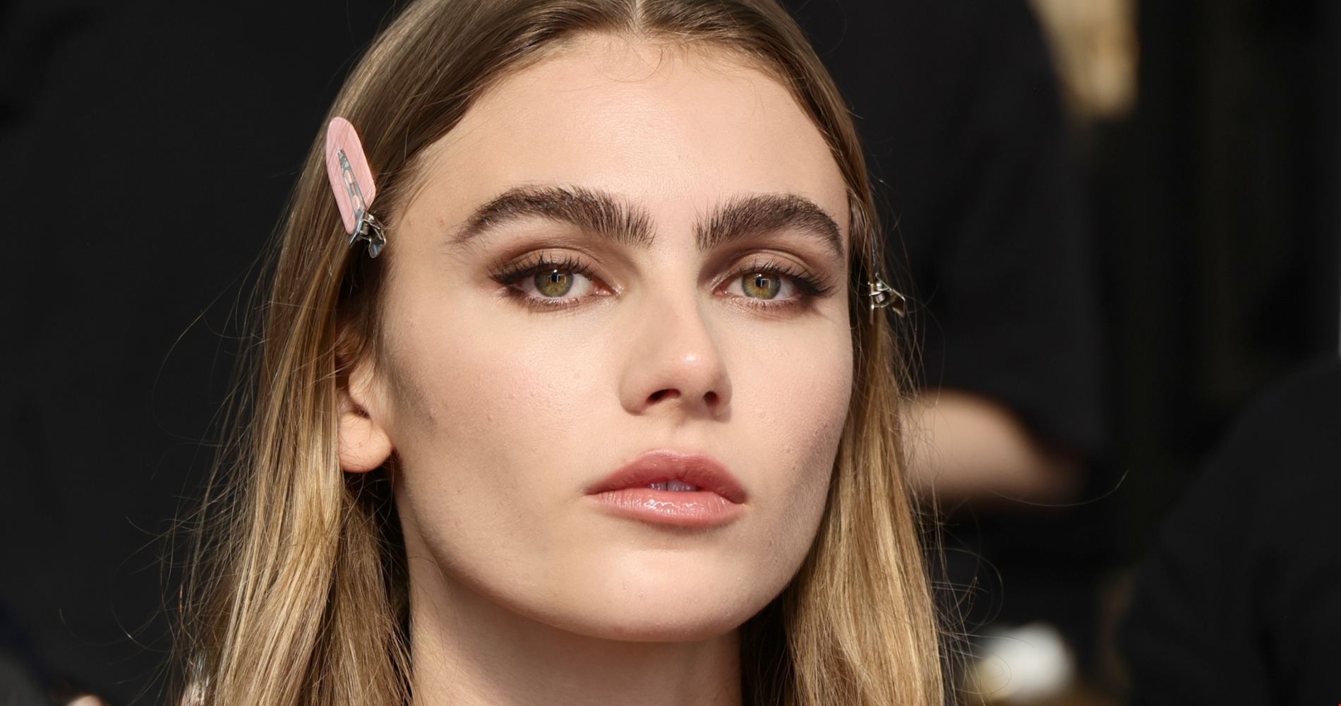 Τα πιο anti-frizz tips για μαλλιά που μένουν στη θέση τους και το καλοκαίρι - εικόνα 1