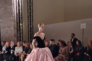 Η Σίλια Κριθαριώτη σε βραδινό gala με τις δίδυμες κόρες της | Η σπάνια κοινή εμφάνιση με δικές της δημιουργίες - εικόνα 1