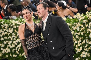 Η Dua Lipa επιβεβαιώνει τον αρραβώνα της με τον Callum Turner - εικόνα 3