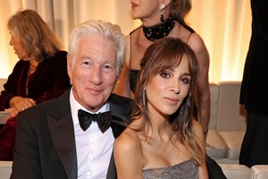 Richard Gere - Alejandra Silva | Το τρυφερό φιλί στην πρεμιέρα της νέας ταινίας του ηθοποιού - εικόνα 1