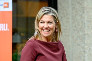 Βασίλισσα Letizia | Με κλασική καμπαρντίνα και κόκκινα δερμάτινα αξεσουάρ σε δημόσια εμφάνισή της - εικόνα 3