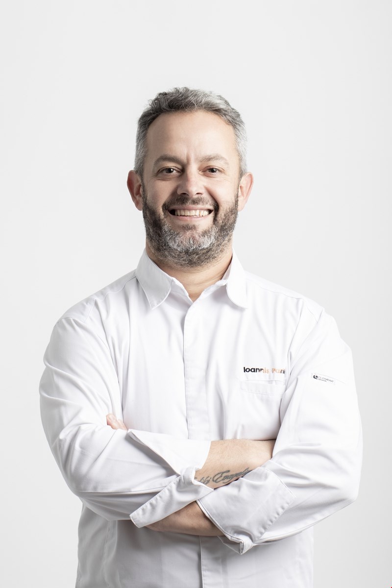 Ο σεφ Γιάννης Παρίκος