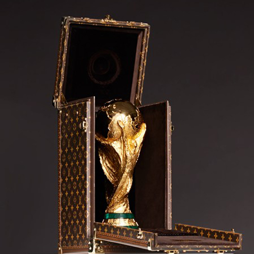 Louis Vuitton: «Υπογράφει» τη θήκη του World Cup