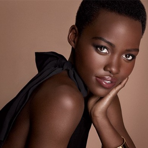 H Lupita Nyong'o ποζάρει για τη Lancôme