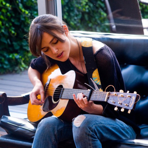 Άκου την Keira Knightley να τραγουδά