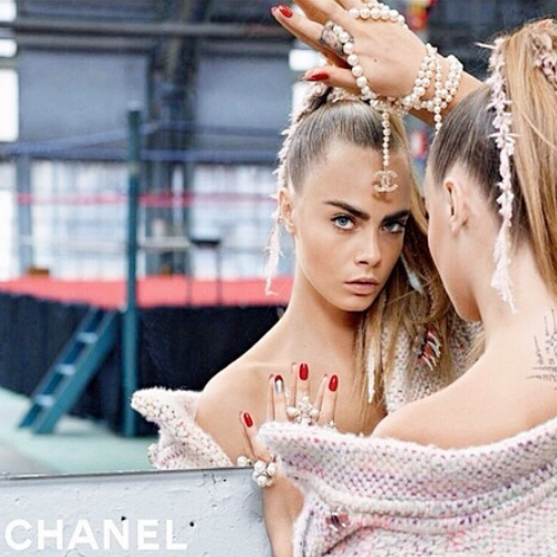 Η Cara Delevingne παίζει box για τον οίκο Chanel