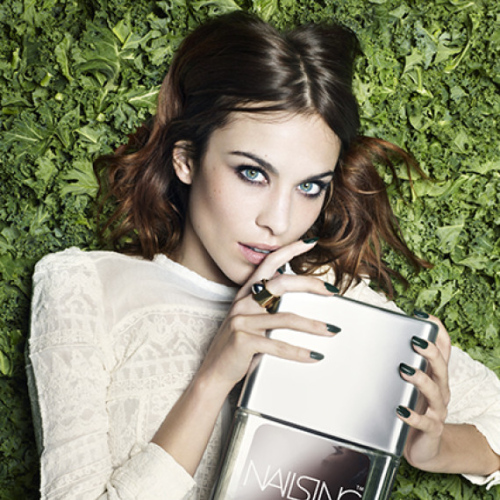 Η Alexa Chung λανσάρει βερνίκια από... βιολογικά λαχανικά!