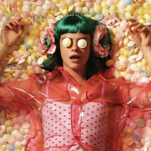 Η Cara Delevingne κάνει... Caraoke