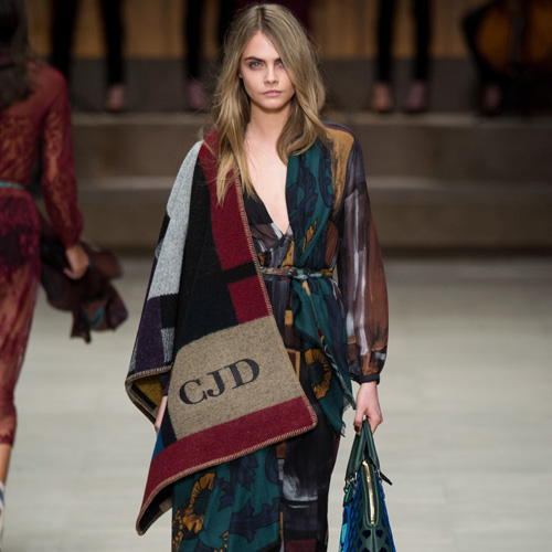 Aπόκτησε ένα poncho του οίκου Burberry με το μονόγραμμα σου!