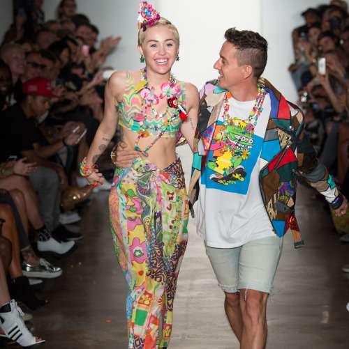 Η fun εμφάνιση της Miley Cyrus στο fashion show του Jeremy Scott