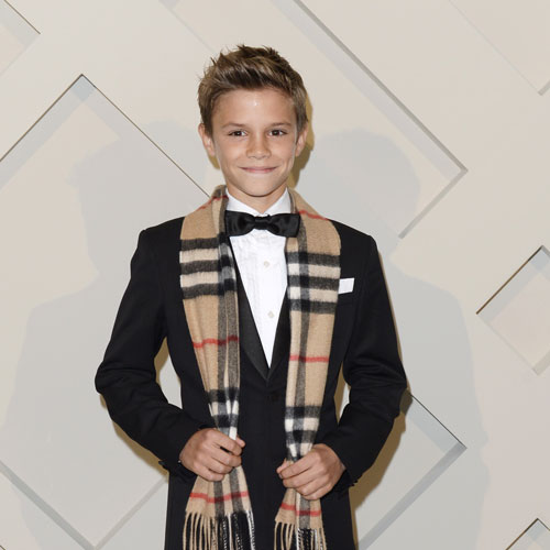 O Romeo Beckham κλέβει την παράσταση στο νέο mini film του οίκου Burberry