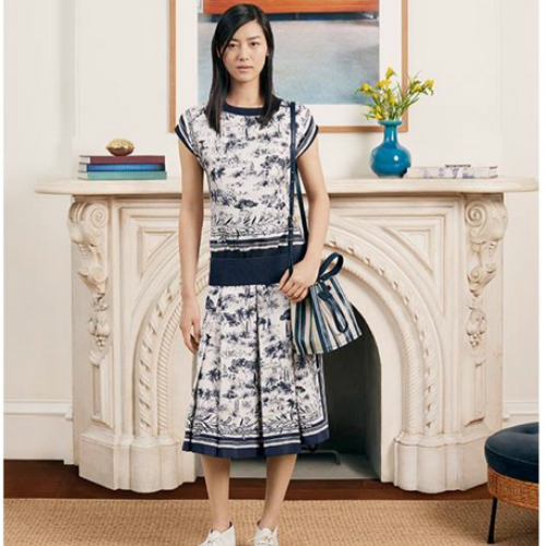 Tory Burch Lookbook: Με ριγέ και floral μοτίβα o οίκος υποδέχεται το καλοκαίρι 