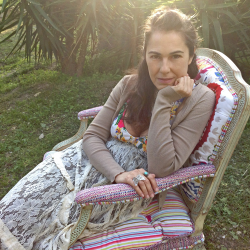 Η Ιφιγένεια Ματαράγκα σού δείχνει πώς θα μεταμορφώσεις τις παλιές καρέκλες υποδοχής