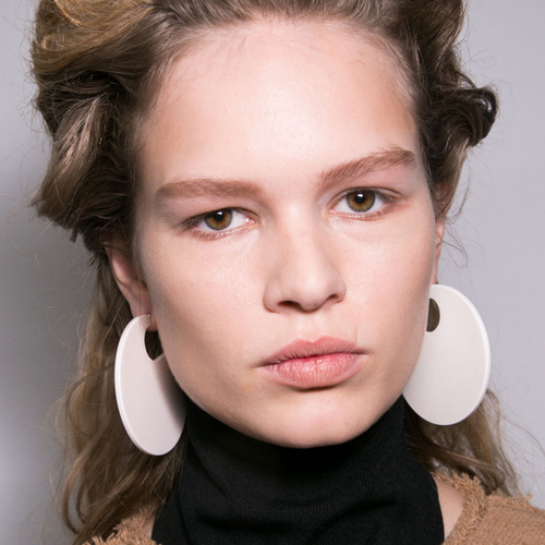 6 κόλπα που μπορείς να κάνεις με το concealer προκειμένου οι μαύροι κύκλοι να γίνουν παρελθόν