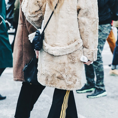 Τάση: Τα sporty-luxe παντελόνια είναι και πάλι στη μόδα