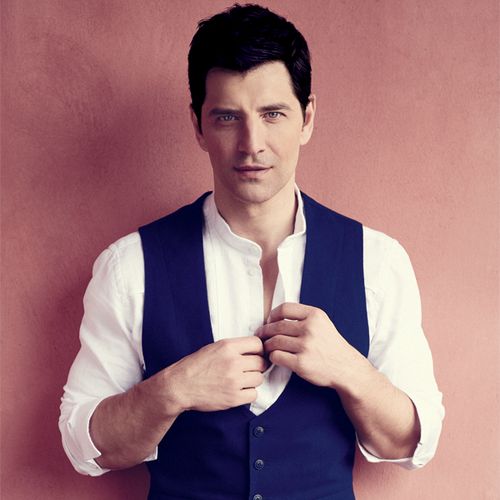 Ο Σάκης Ρουβάς ανοίγει τις πόρτες του σπιτιού του στη Madame Figaro