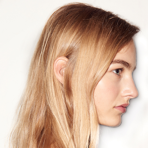 Έχεις λεπτά μαλλιά; Μάθε πώς να δημιουργείς 7 πανεύκολα looks για να δείχνεις πάντα άψογη