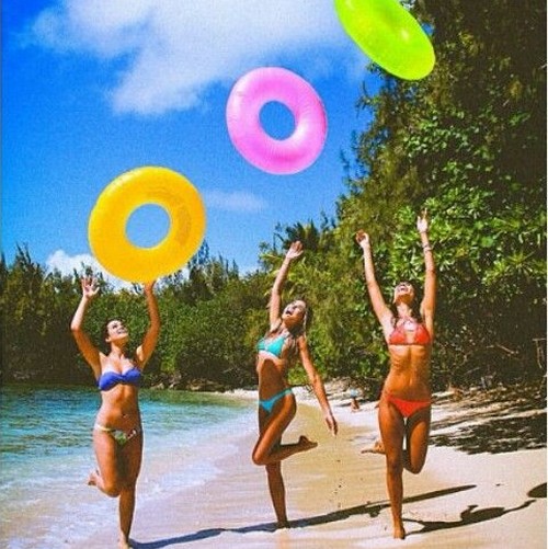 5 tips για να βγαίνεις τέλεια στις φωτογραφίες με το μαγιό σου 