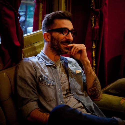 Οι (σχεδόν) αληθινές ιστορίες του Θεοδόση Μίχου είναι ό,τι πιο ενδιαφέρον διαβάσαμε τελευταία