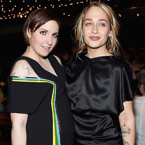 H Lena Dunham και η Jemima Kirke πρωταγωνιστούν σε καμπάνια εσωρούχων 