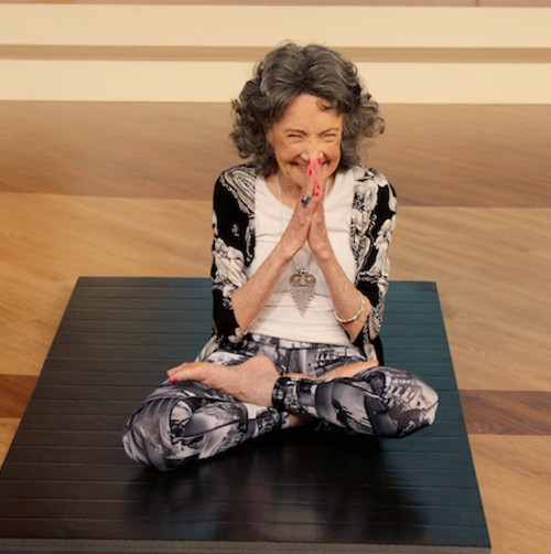 Τα 3 απόλυτα tips ευτυχίας από τη γηραιότερη -και πιο έμπειρη- δασκάλα yoga 