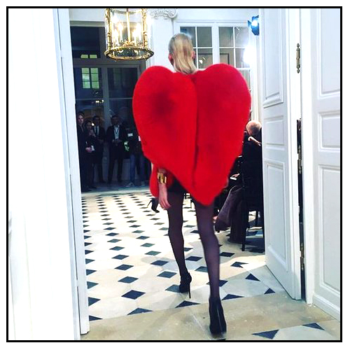 Εσύ θα φορούσες μια κατακόκκινη κάπα σε σχήμα καρδιάς; 