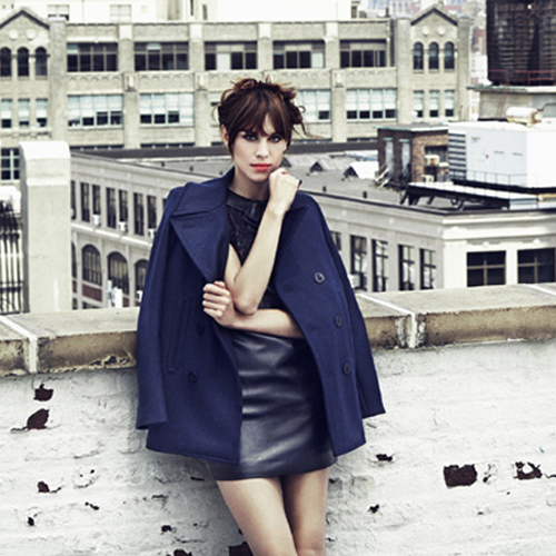  H Alexa Chung βρίσκει παντού κάτι να ψωνίσει