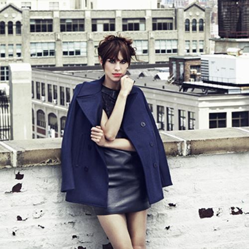 H Alexa Chung βρίσκει παντού κάτι να ψωνίσει