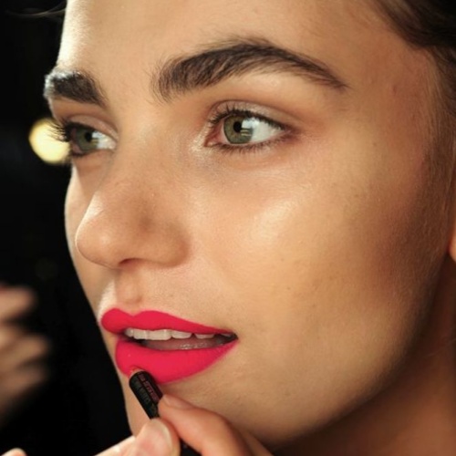 Πυκνά φρύδια: Ένα trend κατευθείαν από τις πασαρέλες