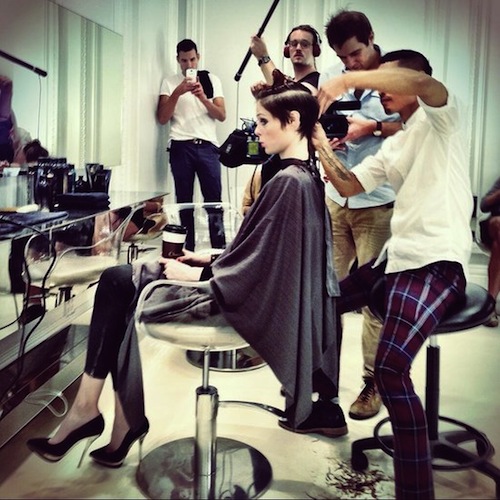 H Coco Rocha κόβει τα μαλλιά της σε ζωντανή μετάδοση