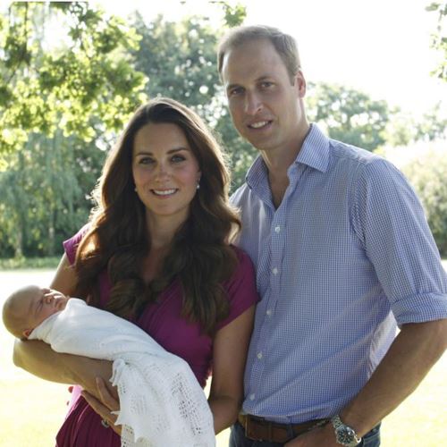 Royal Family: Το πρώτο πορτραίτο της οικογένειας Cambridge μετά τη γέννηση του πρίγκιπα George
