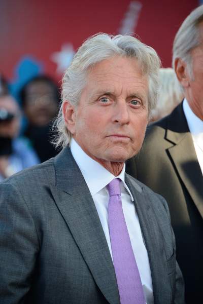 Michael Douglas | Ανακάλυψε στον αέρα εκπομπής ότι η Scarlett Johannson είναι... ξαδέρφη του