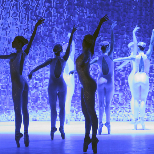 ΛΥΡΙΚΗ ΣΚΗΝΗ: Μια σκηνή για πέντε άντρες