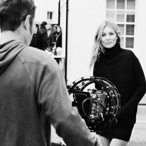 ΒΙΝΤΕΟ: Η σέξι Kate Moss και οι μπότες της αναστατώνουν τους δρόμους του Λονδίνου