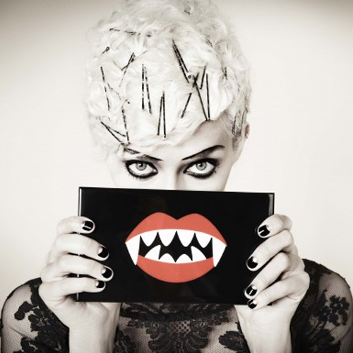 «Trick or Treat?» αναρωτιέται η Charlotte Olympia