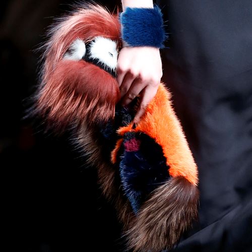 «Bag Bugs»: Οι χνουδωτοί φίλοι της Fendi
