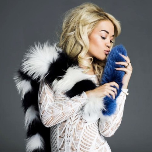 Ένα κασκόλ για την Rita Ora