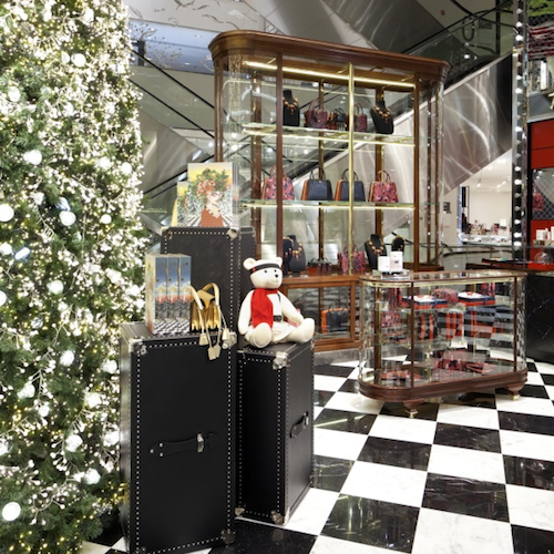 Αυτά τα Χριστούγεννα το Printemps 'φοράει' Prada