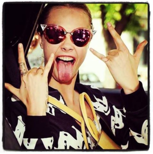 Cara goes Peanuts: Όταν η miss Delevingne συνάντησε τον Snoopy